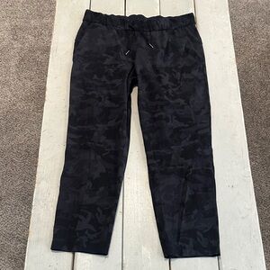 Lululemon On the Fly 7/8 Pant Incognito Camo Multi Grey sz 12 EXCELLENT
